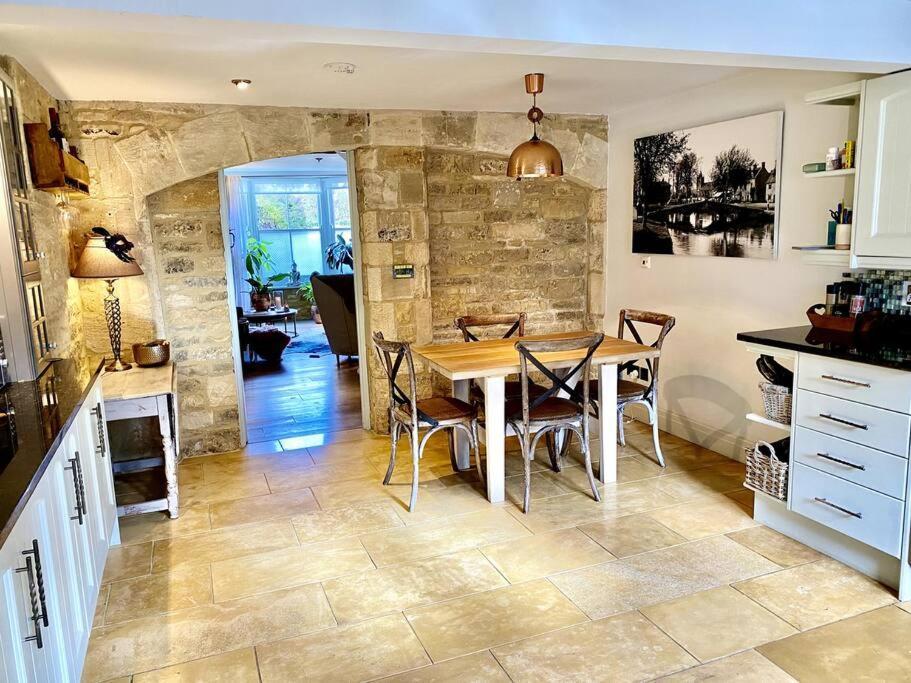 Historic Cotswold Chic Style For Uk Staycation Bourton-on-the-Water Exteriör bild